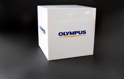 Präsentations-Würfel aus Acryl für Olympus.